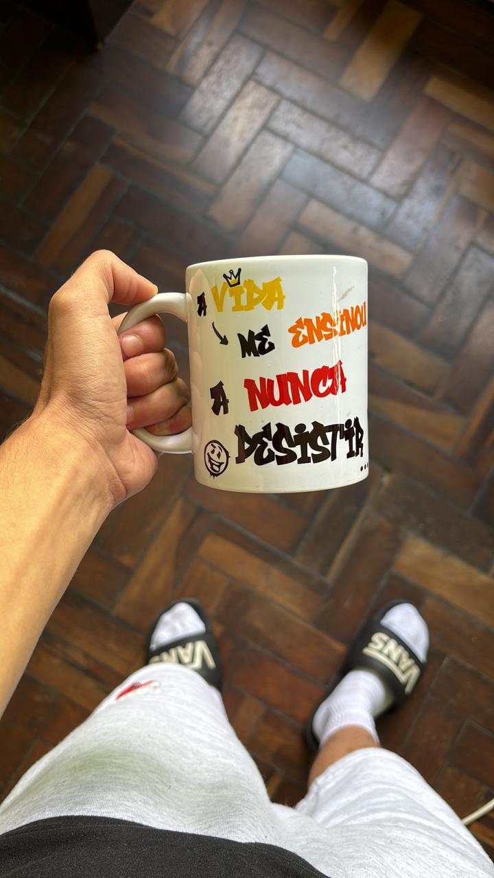 Caneca Personalizada - A vida me ensinou a nunca desistir com Verso Chorão (Charlie Brown Jr.)