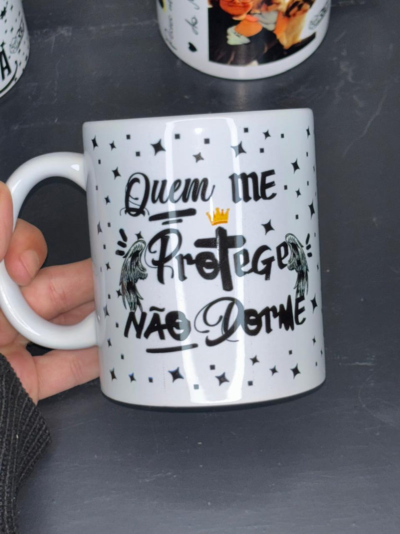 Caneca Porcelana Personalizada Quem me protege não dorme com verso Cruz ( Deus é Fiel )